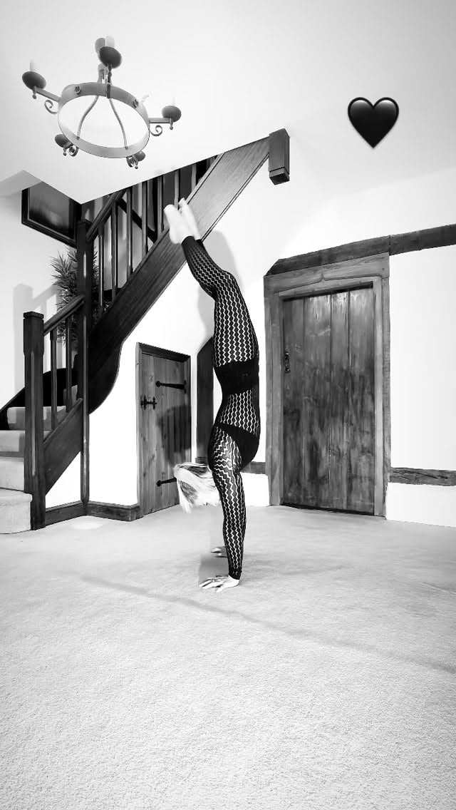 I’ve wanted to use this song for so long but it never matched my flows. So today I decided to match the vibe with an outfit instead 🖤 #buchyflow #bringmetolife #calisthenics #mypractice by @emma_buchy