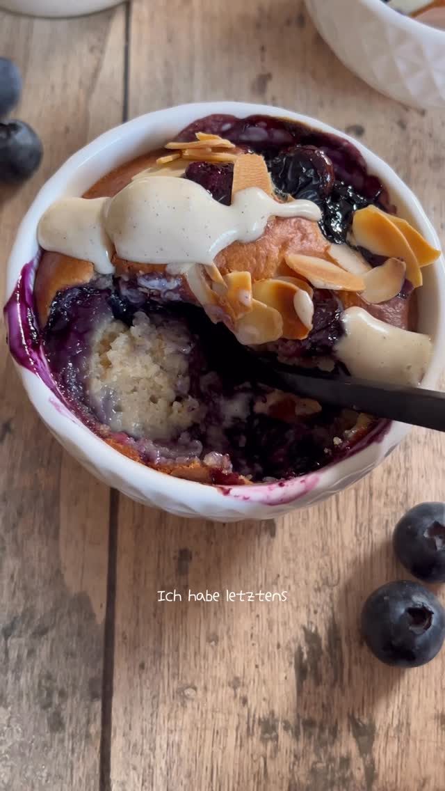 Blaubeer-Baked-Oats in nur 15 Minuten 🫐✨🤤Die Baked Oats könnt ihr ganz easy im Airfryer, in der Mikrowelle oder im Ofen zubereiten - die Backzeit ändert sich dabei aber etwas, also behaltet eure Baked Oats im Auge. Wer meine Chocolate Chip Baked Oats Variante mal probieren will: Kommentiert mit „Baked Oats“ und ich schicke euch das Rezept direkt zu.REZEPT:100 Haferlocken 1 TL Backpulver120 g reife Banane150 ml vegane Milch1 EL Mandelmus oder anderes Nussmus2 EL Ahornsirupca. 100 g Blaubeerengehobelte Mandeln (als Topping)1. Alle Zutaten bis auf die Blaubeeren und Mandeln pürieren. 2. Blaubeeren unterheben und den Teig in ofenfeste Schälchen geben. Mit gehobelten Mandeln toppen.3. Im Airfryer bei 160°C etwa 15-18 Minuten backen, bis der Teig durch ist.4. Vorsichtig wieder herausholen und schmecken lassen :)#bakedoats #schnellerezepte #veganerezepte #blaubeeren #airfryerrezepte by @byanjushka
