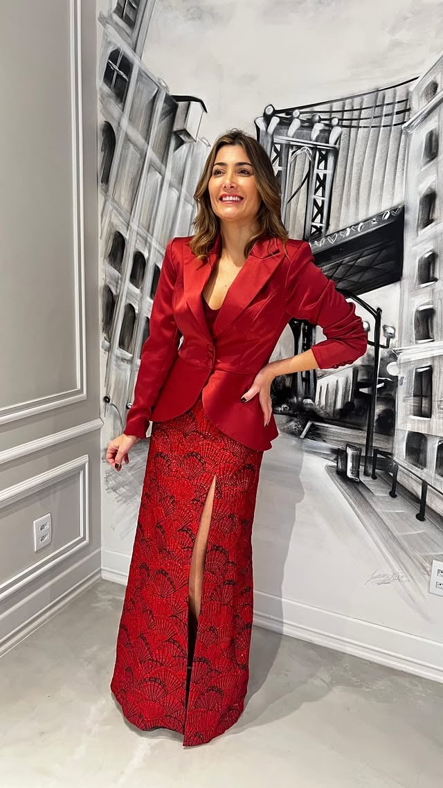 Existe uma diferença entre estar bem vestida…e ser inesquecível. ✨Esse foi pensamento ao criarmos o look da Tainá Vidal para o Clube do Livro do Moda Alegre.Um look que traz a referência da alfaiataria tradicional através do Blazer Fraque combinado com a peça mais feminina do guarda roupa da mulher elegante, a Saia Longa com Fenda em brocado.Duas peças que juntas formam um look passeio completo ideal para uma ocasião especial que você precisa estar confortável e muito bem vestida. Faça parte do grupo de mulheres elegantes que vestem o corte e o caimento perfeito da Cris Boaretto Alfaiataria. Entre em contato conosco no Whats 51 99553 0609, ou visite-nos na Casa Cris Boaretto - Av. Teixeira Mendes 1249. Porto Alegre #alfaiatariafeminina #passeiocompleto #blazerfraque #blazerexclusivo #alfaiatariafesta by @tainavidal