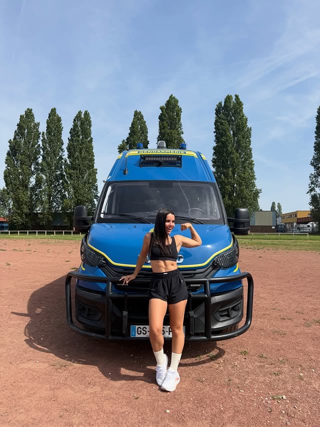 Un mois de mai encore bien aléatoire pour lolo mais toujours full kiff 1) un tournage très sympa 👀2) les danseuses même dans le métro 3) je suis trop stylé 4) les runs avec les copains 5)Antibes I love u 6) le crunch EVIDEMMENT 7) je suis une wakebordeuse pro 8) apéro breton 9) reconversion ? (Non)10) ma soeur 11) une équipe de choc purée 12) ma princesse 13) @gymshark (DUMENIL10)14) les rougeurs du Maroc 15) 1er mai avec le best copain 16) mes préférés 17) iconique 18) les shootings au sunset 19) encore le crunch (je suis nostalgique) 20) mon mini moi by @dumenil_lola