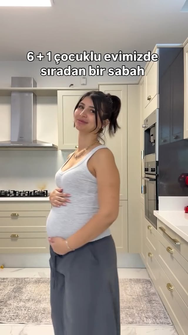 Bu sabah düşündüğümden daha az kaosla atlattık😍Bayram bitti tatil de bitti,tekrar okul sabahlarına başlamak zorlar bizi diye düşünmüştüm ama çok şükür bugün öyle olmadı😌Bu arada karnımın büyüme hızına yetişemiyorum ❤️Yumurtasız,mayasız bu poğaça tarifini bu sabah hikayemde paylaştım kaydedin müthiş oluyor 😘 by @ozden.ozdogan