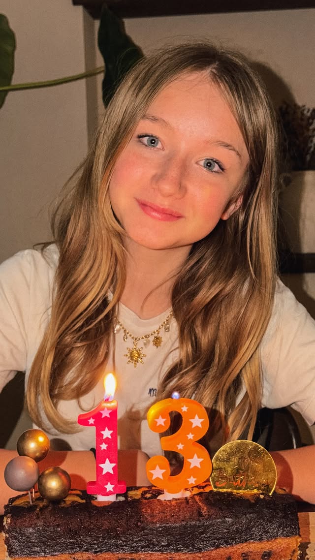Happy u my first baby. 💗 
Dire qu’il y a 13 ans, j’avais 19 ans et je devenais maman pour la première fois.. ✨ 

Notre “Baby Joyce” a bien trop grandi… 🥹🫶🏻 Et pourtant, je me souviens parfaitement de ce jour où je l’ai rencontrée. De ce premier regard. De cette sensation d’amour si intense qu’elle est impossible à décrire avec des mots.
13 ans plus tard, je me demande encore comment nous avons pu passer si vite de cet instant à aujourd’hui. Comment mon tout petit bébé est devenu cette magnifique jeune fille.. 🥹 

A quel âge êtes vous devenues maman ? 💗