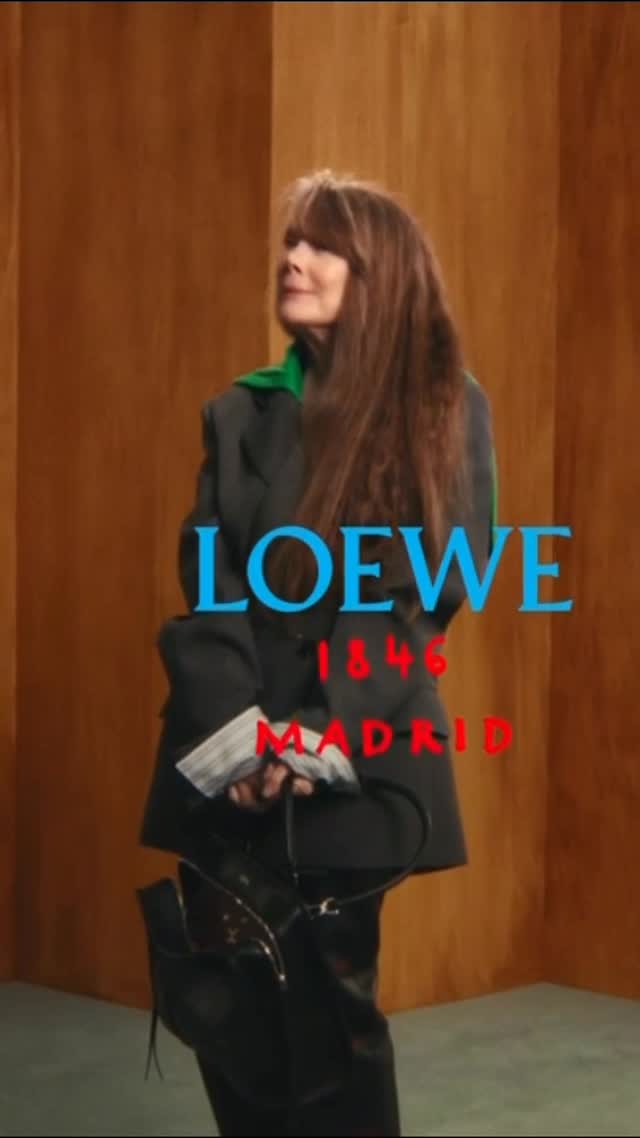 창립 180주년을 맞은 로에베가 새로운 캠페인과 캡슐 컬렉션을 공개했습니다. 이번 프로젝트는 아마조나 백, 퍼즐 백 등 하우스의 아이코닉한 디자인을 통해 180년에 걸친 장인 정신과 가죽 공예의 유산을 조명했습니다. 또한 특별 간행물과 애니메이션을 통해 로에베의 역사와 철학을 소개하며, 전통을 현대적으로 재해석하는 브랜드의 비전을 선보였습니다. 지금 바로 영상으로 만나보세요.Editor Bae Si HyunPhoto courtesy of Loewe#loewe by @lofficielhommes_kr