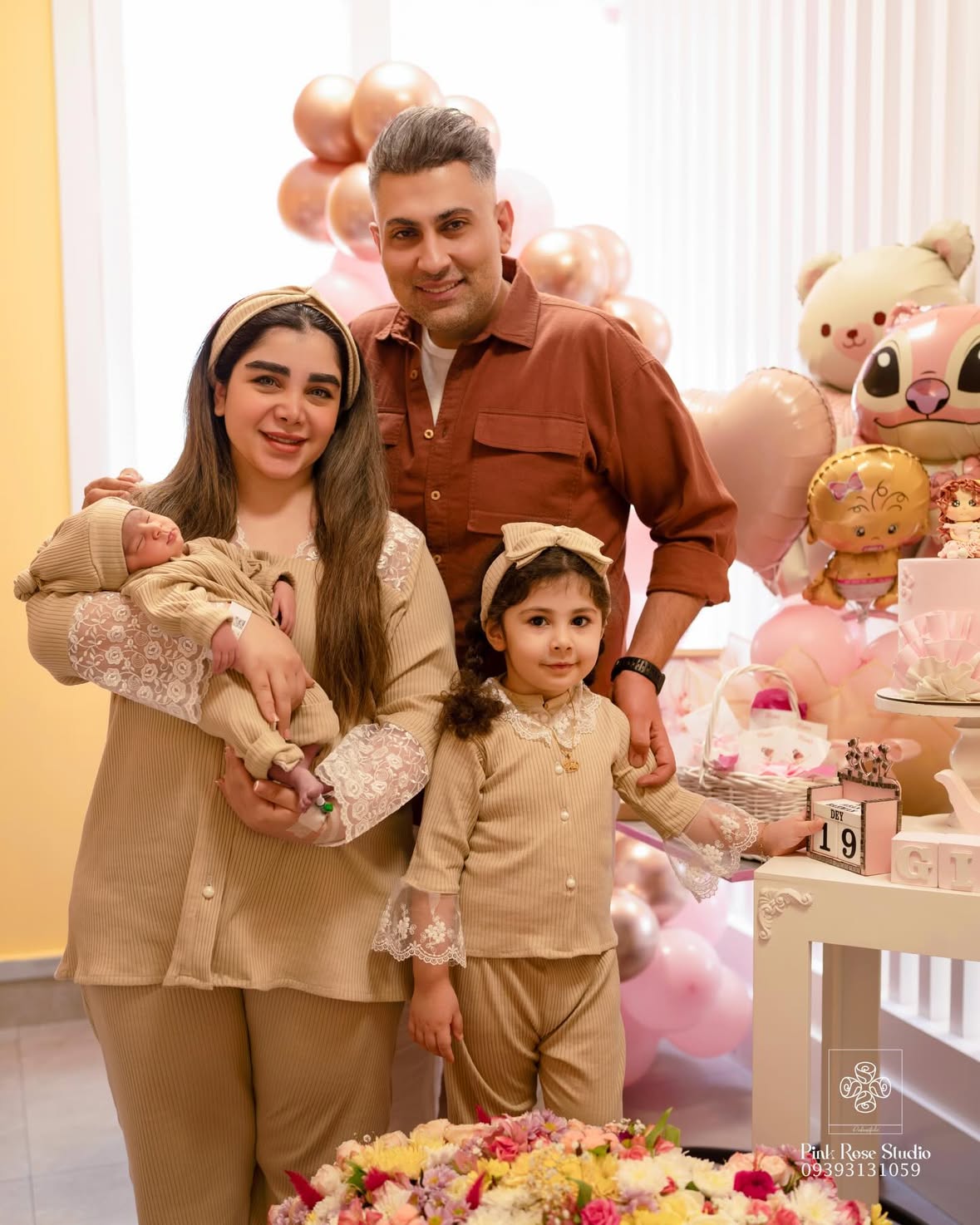 ⁨	خانواده قشنگِ من…💕✨
اين عكسا تازه به دستم دارن ميرسن…🥲⁩

مرسي از پينك رز كه تو روزاي سخت هم عكساي قشنگ ازم گرفت:
@pink_rosess_studio 
@pink_rosess_studio