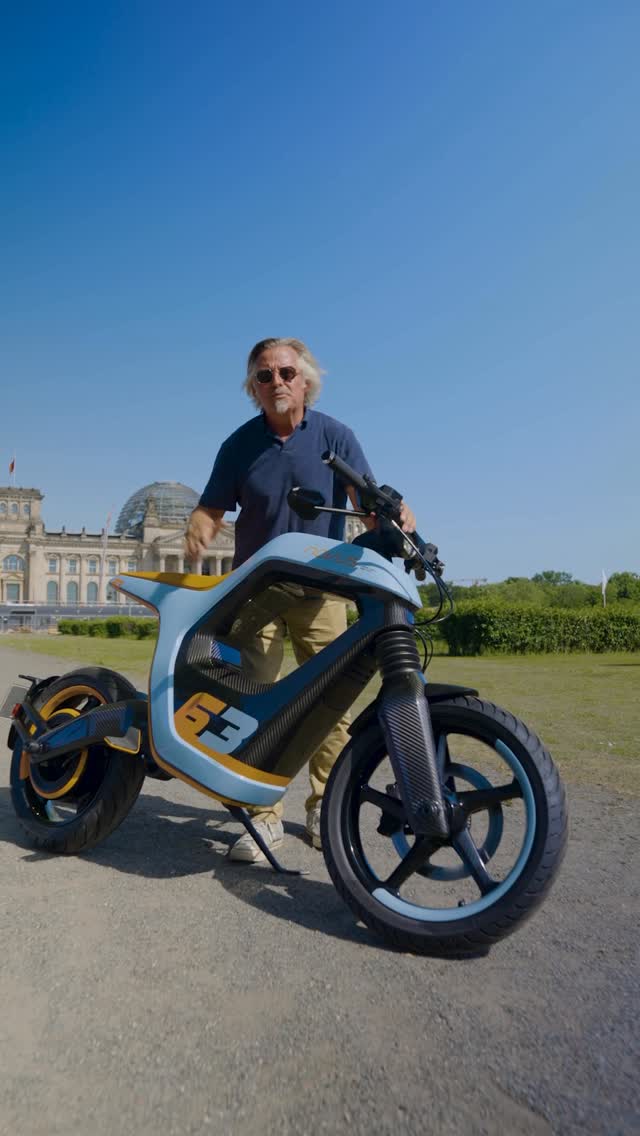 Okay it’s not a Motorcycle from Ewan’s movie the Island. It’s the new @novusbike completely designed from scratch. Essentially, it’s a 125 urban gorgeous looking Motorcycle. Went to Berlin to try it out. @novusbike @quadlockmoto @zerofiteurope @&andsonsuk @whyarai @goprouk@touratech @sealeytools @probikeuk @levrackuk @longwaytvofficial @hexclad @andsonsuk 🎥 @lukewhatleybigg by @charleyboorman