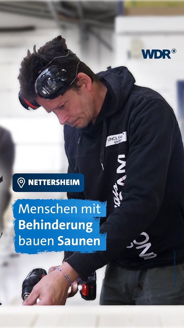Hier arbeiten 50 Menschen mit einer Beeinträchtigung. Diagnosen spielen hier weniger eine Rolle, es geht um Holz, Handwerk und individuelle Fähigkeiten. 💪🪚 Die Mitarbeiterinnen und Mitarbeiter schneiden Bretter mit der Kreissäge, bohren Sauna-Sitzbänke und bauen Rückenlehnen zusammen. Wenn es hakt, hilft eine Fachkraft. 🔨 👩🏻‍💻 Autorin: Sophia Naim #WDR #Chancengleichheit #Inklusion #Handwerk #ARD by @wdr