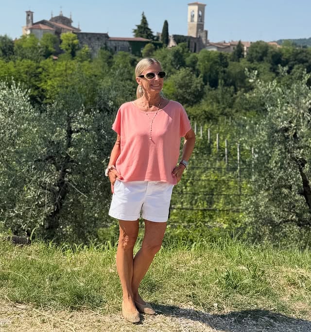 [Werbung/Ad*] Spaziergänge durch die Weinberge und Olivenhaine mag ich total gerne 🫶🏻und das schöne ist, sie sind bei uns direkt vor der Haustür 🥰

 Mein Look zum Spaziergang am Morgen: Ein Cashmere, weiße Shorts und Perlen 🤍🧡🤍

Pulli @cutestuff.de 
Perlenschmuck @moderneves