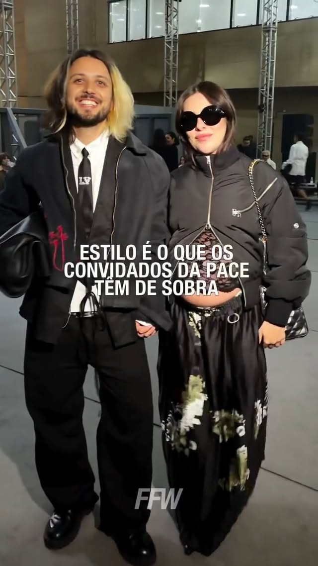 Enquanto a #Pace apresentava sua nova coleção na Praça das Artes ontem à noite (02), em São Paulo, os convidados também mostravam sua própria leitura dos códigos da marca, quase sempre de preto. Entre boas alfaiatarias, combinações nada óbvias, peças da Pace e muito truque de styling, os looks provaram que estilo não faltou por lá. 

Fizemos uma seleção de produções que mais chamaram nossa atenção durante a noite. Tem uma favorita?

📹 @sphzd