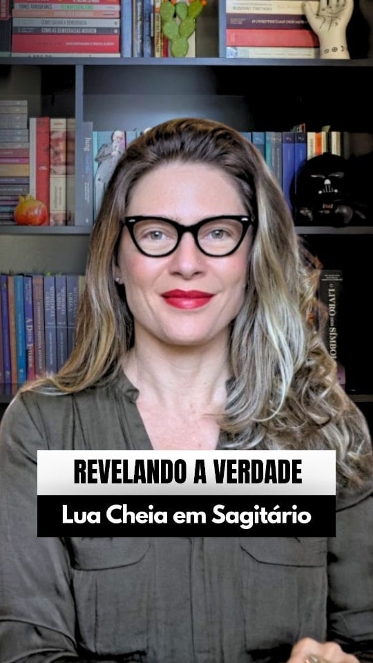 LUA CHEIA EM SAGITÁRIO: VERDADES À MOSTRA 🌕♐Entre 31/Mai e 07/Jun, a Lua Cheia em Sagitário ilumina temas ligados ao estrangeiro, às leis e à religião, dentro da lunação de Touro, que fala de trabalho e economia. Esse apogeu lunar evidencia a colheita do que foi iniciado na Lua Nova em Touro e já vinha se mostrando nos últimos dias.Na vida pessoal, essa Lua Cheia traz revelações. Que informação ou situação chegou para você neste final de semana e mostrou algo que precisava ser visto? Sagitário é o signo da verdade, e agora ela se torna impossível de ignorar.Este corte foi retirado do vídeo completo de PREVISÃO SEMANAL 01 a 07/Jun (publicado em 01/Jun), disponível no canal da @aastrologa no YouTube. Link na bio ⬆️#astrologia #luacheia #sagitario #verdade by @aastrologa