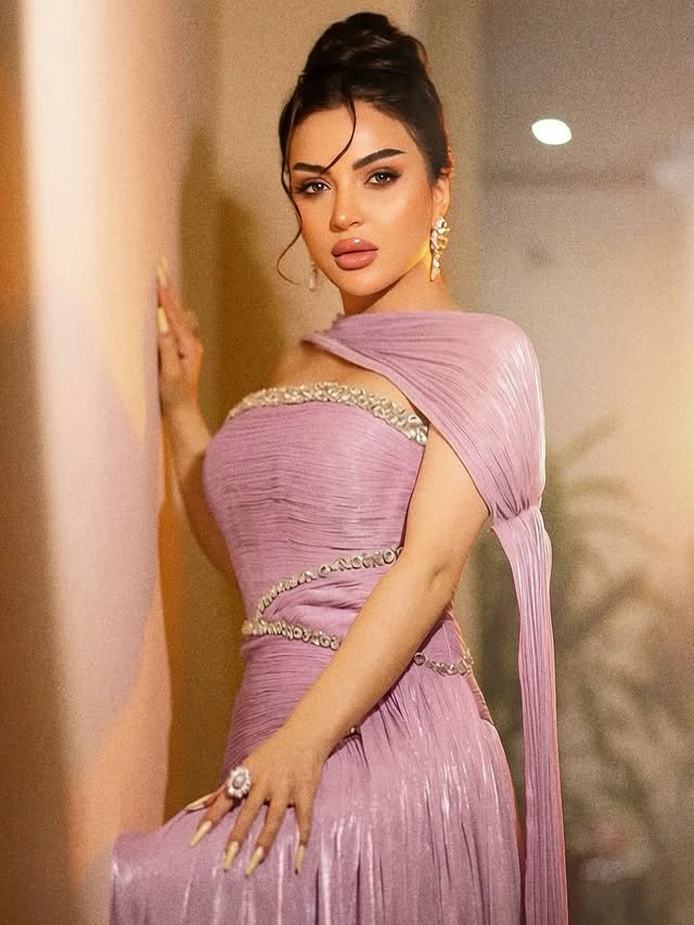 AY FOTOLARIMI UNUTMUŞDUM 😯
#dress : ( @qala_butik_ ) 🌺
#hairmakeup : ( @ayten.gusseynova ) 🩷
#accessories : ( @iceboom.az_ ) 👍