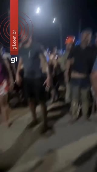 Um trecho da Ponte Frei Paolino Baldassari desabou no início da noite desta sexta-feira (5), em Sena Madureira, no interior do Acre. De acordo com o @portalg1, a estrutura, inaugurada há dois anos e meio ao custo de R$ 36 milhões, havia sido interditada na quinta-feira (4) devido ao risco de colapso às margens do Rio Iaco. Segundo o Corpo de Bombeiros, cerca de 60% dos 232 metros da ponte ruíram, e pessoas que passavam pelo local caíram no rio.

Quatro vítimas deram entrada no Hospital João Câncio Fernandes, sendo uma em estado grave. Até o momento, não há confirmação de mortes ou desaparecidos. Equipes do Corpo de Bombeiros, Samu, polícias e Ciopaer atuam no resgate, com apoio de ambulâncias de Manoel Urbano e Bujari. O governo do Acre enviou médicos, enfermeiros e técnicos do Deracre ao local, além de reforçar o efetivo policial. A Secretaria de Assistência Social também foi mobilizada. (📹: @portalg1)