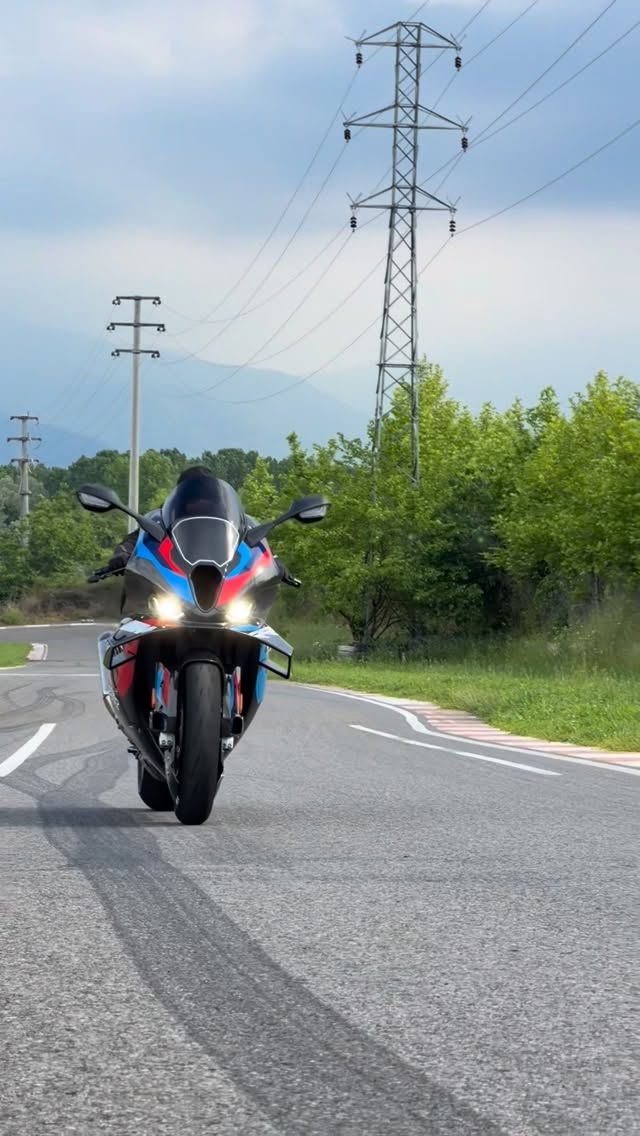Motosikletin kendi kendine gidebileceğini kim düşünebilirdi ki?🥰
Who thought the motorcycle could drive itself?🥰