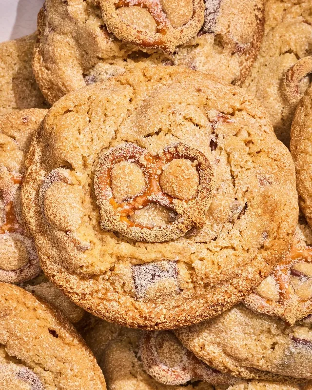 The 13 best recipes to bake this June range from buttery sweet to savory heat. Get them all at the link in our profile >> @kingarthurbaking, and tell us what you're making first!Malted Peanut Butter Chocolate Chip Cookies from @sweettemptationsbykaylaScissor-Cut Noodles with Umami Sauce from @katlieuSourdough Discard Blueberry Cobbler from @makeitdoughDubai Chocolate BrowniesScallion Sesame Hot Dog Buns from @bliu07Brown Sugar Strawberry Frosted Cake from @yossyarefiCreamy Key Lime Pie BarsGâteau Breton (French Butter Cake) from @eatchofoodEmancipation Breakfast Cake from @adie_eatsEasy Chocolate Chip MuffinsMini Quiches from @sarahcarey1Giant Strawberry Shortcake from @helloitsjordansmithPizza à la Mexicana from @patijinich by @kingarthurbaking