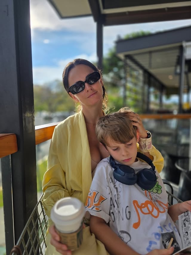 Hamarosan indulunk haza 🥰🇭🇺🤍 És az egééész nyarat Magyarországon töltjük! 😍 Lesz benne jó sok munka, még több Család, Barátok, egy-két rövidebb kiruccanás, remélem egy kis fesztivál, tánc és buborék is, na meg a fiaimnak "Mamahotel", kettesben tölthető idő a Férjemmel, és persze pihenés is! ☺️🙏🏻🤍Ígérem jelzem időben, ha lesz rá lehetőség, hogy fizikálisan hol, és hogyan tudunk kapcsolódni, ha szeretnétek!Ami fix, hogy július 7 -> 10ig lesz egy elképesztően csodálatos 3 nap 4 éjszakás ESENCIA Pilates&Wellbeing Retreatem a @letilkuria -ban, olyan programokkal, szakemberekkel és ellátással, amiben garantálom, hogy még nem volt Részetek! 🥹🤍 Vannak még szabad szobáink, csatlakozzatok bátran, akár egyedül is! 🤍Jelentkezés: hello@clubesencia.com3 nap teljes töltődés önmagunkért! Gyertek Hölgyek! 🙏🏻🤍 Imádni fogjátok! by @doboagi