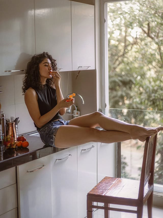 Orange is the new Black! 🍊🖤💭

Couldn't decide which ones to post so made a full series🦋 which one's your favourite? ❤️

Featuring @devika.26 🦄

#summer #indoorshoot #orange #portraitphotography #curlyhair 

[ indoor shoot, photoshoot , mumbai , summer look , curly hair , black top , denim shorts , orange , fruits , portraits , canon r6 , golden hour , photography , portrait , model ]