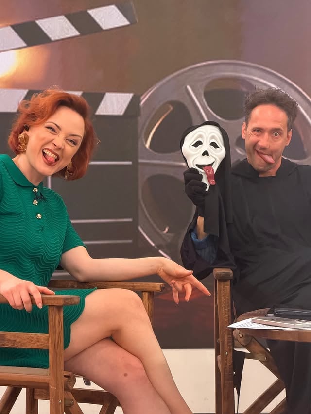 Смях и кино емоции в днешната кино рубрика! 🎬🍿 Стаси и Дарко ни пресъздадоха една от най-емблематичните сцени от „Страшен филм“ по повод премиерата на шестата част, която съвсем скоро влиза в кината. Разговаряхме и за най-интересните нови заглавия на големия екран, а Стаси ни зарадва с ексклузивно интервю с актрисата Чейс Инфинити. ✨...#nakafe #novatv #scarymovie6