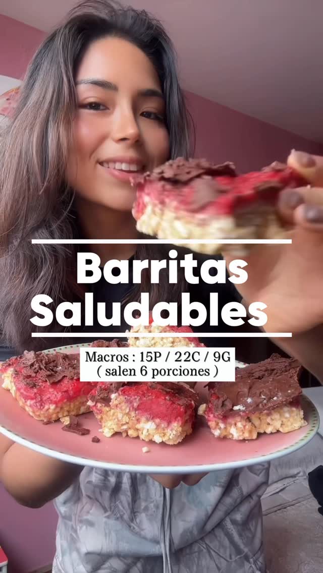 🍓 Barritas proteicas de fresa y chocolate 🍫Rinde: 6 barritasMacros por barrita:✨ 214 kcal🥛 15 g proteína🍓 22 g carbohidratos🥜 9 g grasasSi eres de las personas que siempre tiene antojo de algo dulce, pero no quiere salirse del plan, estas barritas te van a encantar ✨Ingredientes:• 100 g de chocolate bitter 72%• 65 g de proteína en polvo ( use la de @belion.club )• 63 g de miel de abeja• 60 g de tortitas de arroz trituradas (8u)• 60 g de peanut butterPara la mermelada use 200gr de fresas derretidas ( 4 min en el microondas ) y al sacarla le añadí 10 g de chía y una medida de stevia. Guárdalas en la refri luego de tenerlas una noche en el congelador y tendrás un snack listo para esos momentos en los que quieres algo rico sin complicarte 🫶 by @abigailmartel_