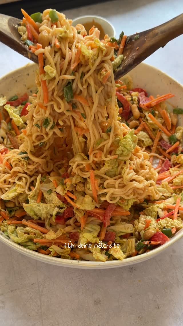 Diesen Salat müsst ihr in diesem Sommer ausprobieren 😍🙌🏼 Asiatischer Nudelsalat mit Erdnussdressing. Schmeckt richtig schön knackig, frisch und ist in nur 30 Minuten vorbereitet. Ich nehme den Salat auch gerne mal zu Partybuffets mit und er ist immer ruckzuck weg. Wenn es warm ist mag ich ihn aber auch gern als schnelles Mittag- oder Abendessen 🙌🏼REZEPT:200 g Mienudeln, oder andere asiatische Nudeln250 g Möhren1 große rote Paprika200 g Chinakohl1 Bund FrühlingszwiebelnHandvoll Erdnüsse, gesalzen & geröstet Für das Dressing150 ml Kokosmilch2-3 EL Sriracha, oder je nach gewünschter Schärfe3-4 EL Sojasauce, je nach Geschmack1 EL brauner Zucker80 g Erdnussmus 1. Mienudeln nach Packungsanweisung zubereiten. Anschließend das Wasser abgießen und die Nudeln abkühlen lassen.2. Möhren, Paprika und Chinakohl waschen und in feine Streifen schneiden. Frühlingszwiebeln in dünne Ringe schneiden.3. Erdnüsse grob hacken.4. Für das Dressing alle Zutaten gut vermischen und ggf. abschmecken.5. Das geschnittene Gemüse, Erdnüsse und die Mie Nudeln in eine große Salatschüssel geben. Das Dressing darüber verteilen und alles gut durchmischen.6. Den Salat anschließend mindestens 1 Stunde im Kühlschrank durchziehen lassen. Anschließend ggf. nochmal abschmecken. Guten Appetit :)#nudelsalat #grillparty #salatrezepte #veganerezepte #schnellerezepte by @byanjushka