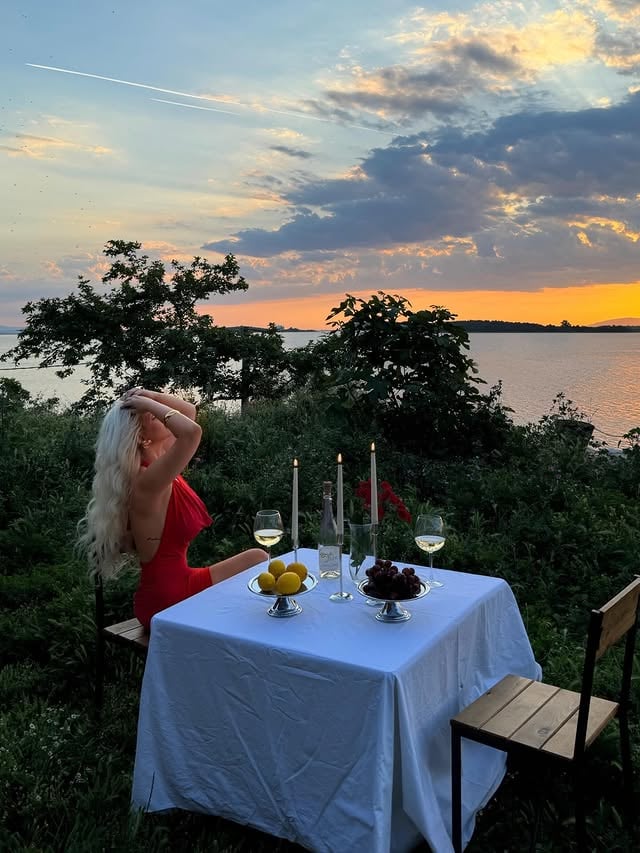 Living my own ‘la dolce vita’ right at home. 🍋🥂❤️

#summer #dress #home #sunset reklam