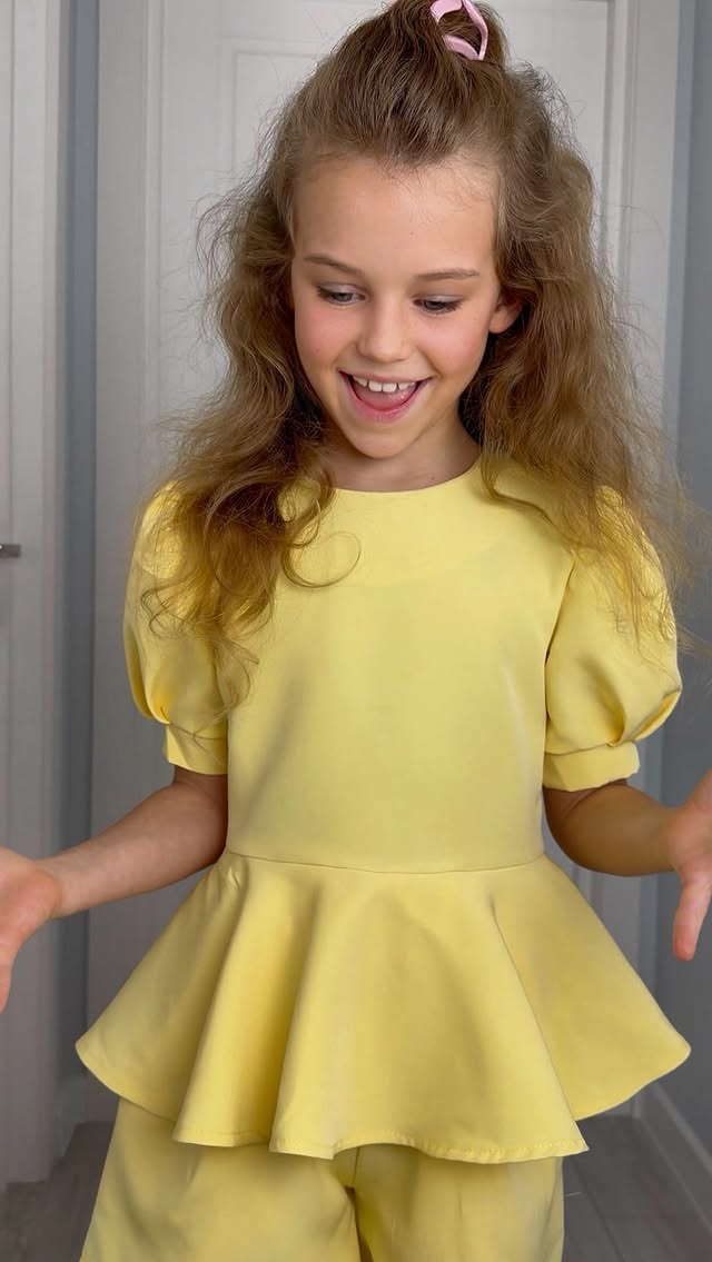 💛Счастье, которое переполняет меня от нового костюмчика 💛

💛Хочу поделиться моим новый образом для праздника, я пойду в нем на день рождение к подруге 💛