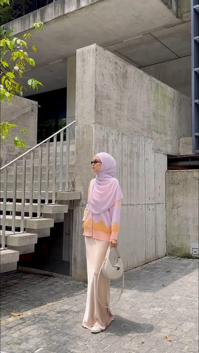 Soft tones, endless styling possibilities. 🍑Lea Cardigan in Peach from our Woven Warmth collection brings the perfect balance of comfort and effortless elegance. Designed for layering and made for everyday moments, it’s the piece you’ll keep reaching for, season after season.✨ Lightweight comfort✨ Easy-to-style silhouette✨ A warm touch for every occasion#JannahNoe #WovenWarmth #LeaCardigan #PeachTone #ModestFashion by @jannahnoe.official