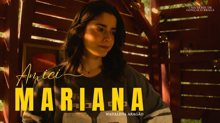 Madalena Aragão é Mariana em @amicirtp, em breve na @rtppt

Mariana é determinada, independente e tem um instinto protetor que a leva a colocar os outros à frente de si própria. Mantém uma ligação profunda com o irmão, Miguel, de quem é confidente e porto seguro nos momentos mais difíceis.

Carismática, divertida e inteligente, é admirada por todos à sua volta. Mas por trás da sua força, também carrega dúvidas, medos e o peso de crescer num mundo cheio de expectativas que se recusa a aceitar como destino.

“Eu sei que tu sentes que estás sozinho, mas tu não estás. Eu estou aqui.”

AMICI. Em breve na RTP.

Uma série protagonizada por Gonçalo Braga, Lucca Picon e Madalena Aragão.