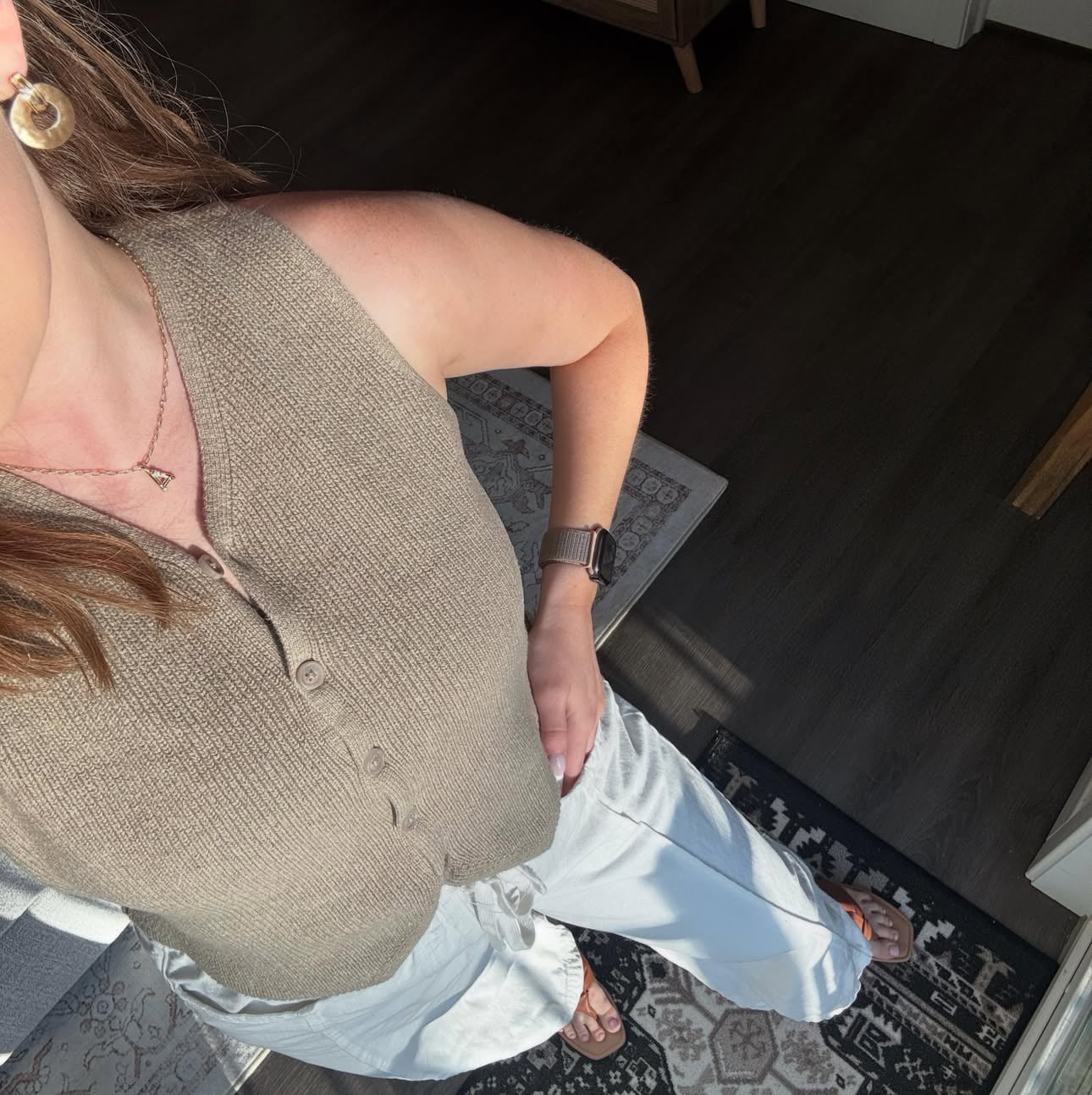 off to the office 🚶‍♀️
shirt and pants: @target 
shoes: @oldnavy 
earrings: @asos 

#officeootd #corporatefashion #targetstyle #fashion #ootd