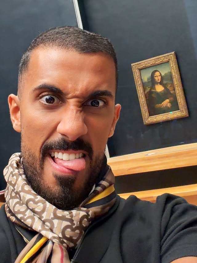 كنت ماشي ولقيت هذي الرسمة القبيحة على الجدار .. أحد عنده فكرة ليش الناس قاعدين يتصوروا معاها؟ by @omar_abuz