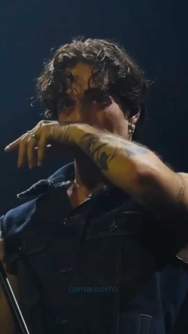 A propósito del concierto de Roma el 02.10.25 donde Dami cantó frente a su público, el Guapo se puso emotivo sobre todo por estar en su casa frente a su gente y también por la interpretación de "Le tasche piene di sassi" original de Jovanotti quien la dedicó a su madre fallecida, en esta ocasión Dami se la dedicó a un chico de 14 años quien se quitó la vida por acoso escolar ❤️‍🩹 #damimemories solo veo los pucheros de nuestro chico de brazos fuertes a quién quiero abrazar 🥹#damianodavid #damianissimo #letaschepienedisassi by @damianodavid.mx