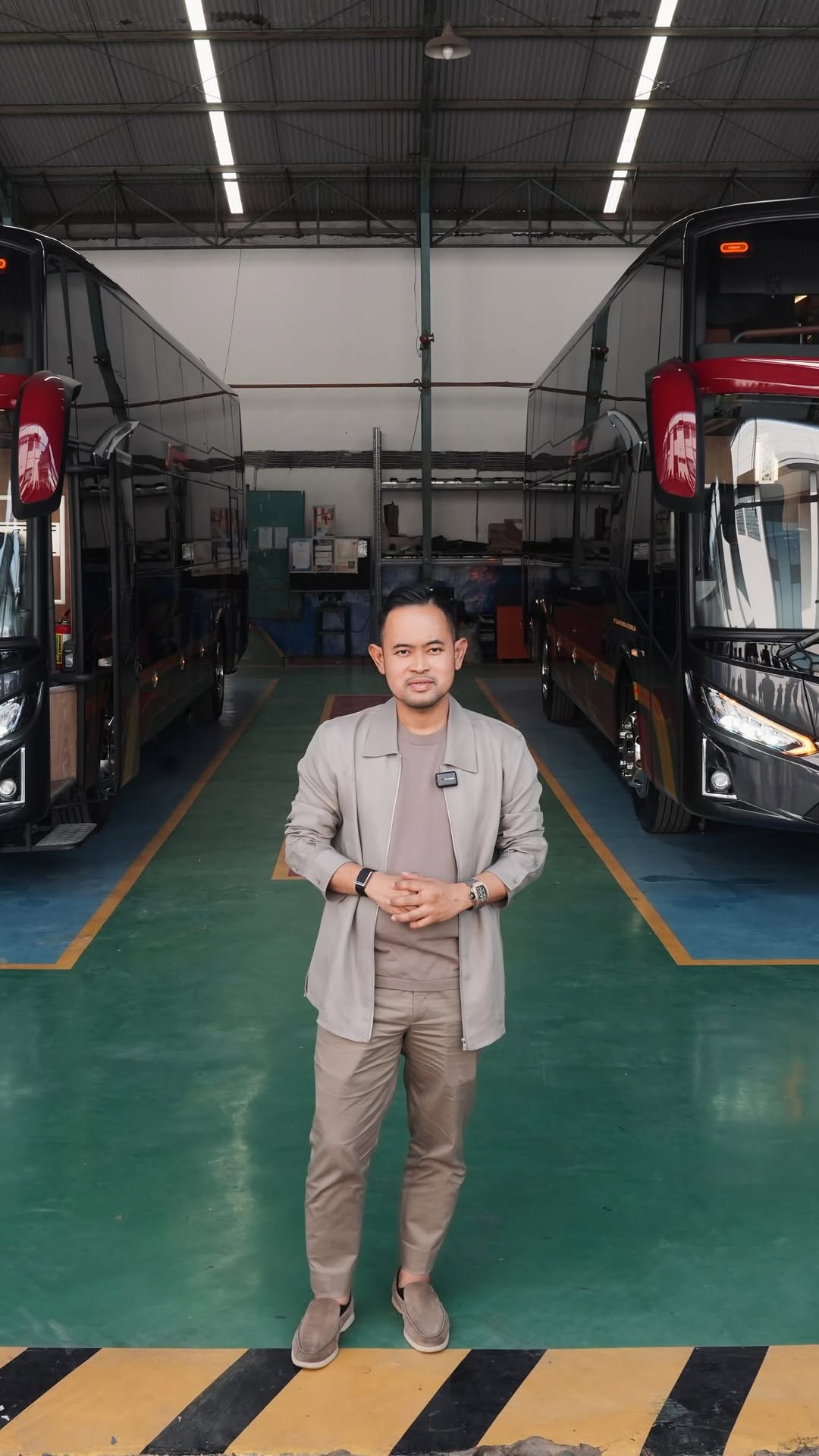 Katanya ini sleeper bus paling nyaman yang pernah kami buat.

Makanya owner turun langsung buat cek sendiri 😆

Karena kalau soal kenyamanan penumpang, nggak boleh cuma percaya laporan tim. Harus dibuktikan langsung.

Tunggu tanggal mainnya 👀✨

Click Link in BIO for more Information!

#morodadi #luxuryinmotion #juragan99trans #juragan99 
@juragan_99 @j99corp