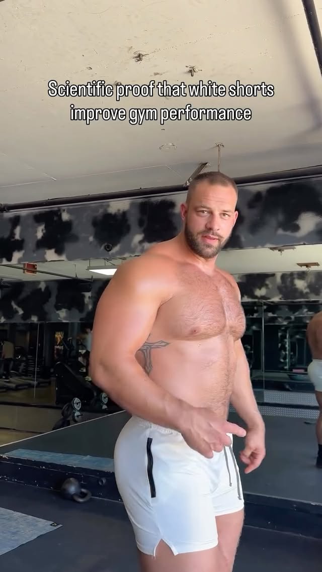 It’s white shorts season again ⬜️☑️
.
@chase_gorillaglutes in Squatting Shorts - Motors / White
.
#meatsportswear #bodybuilding #muscle #fitness #physique