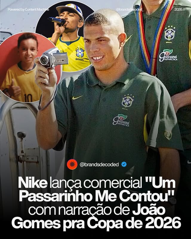 A Nike apresentou o filme "Um Passarinho Me Contou", criado pela Wieden+Kennedy SP, narrado pelo cantor João Gomes em conversa com o próprio filho descobrindo o futebol, com estética documental e imagens de Vini Jr., Ronaldo Fenômeno e outros craques de Copas passadas, sob o conceito "Joga Solto". A peça reforça a parceria histórica da marca com a CBF. 

O movimento mostra a Nike escolhendo voz nordestina para falar do que sempre foi tratado como linguagem do Sudeste.
Comunicação de seleção brasileira tradicionalmente vem narrada por locutor consagrado, com sotaque carioca ou paulista e formalidade de cabine de transmissão. A Nike escolhe João Gomes, cantor pernambucano que representa o Nordeste em ascensão na cultura pop brasileira, e entrega a ele o lugar de narrador da relação coletiva com o futebol. O sotaque deixa de ser detalhe e vira posicionamento, sinalizando que o eixo cultural do país mudou. A marca acompanha o deslocamento em vez de resistir a ele.
