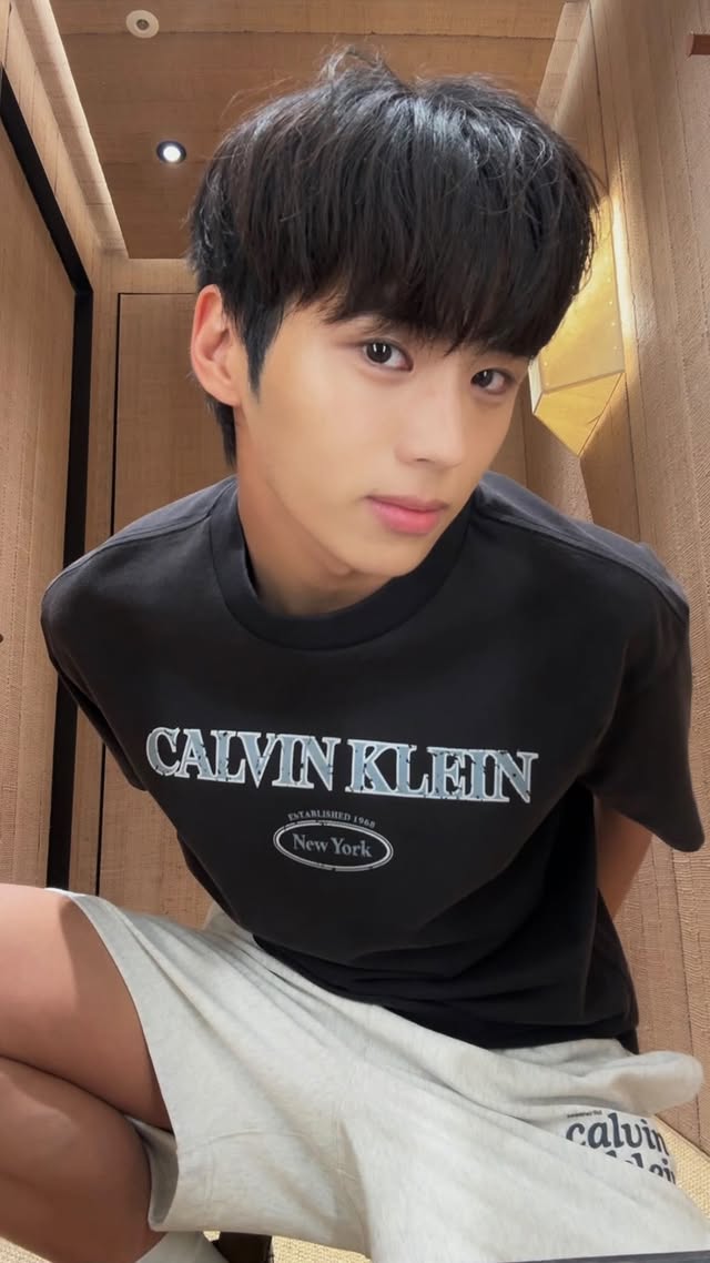 #광고 @calvinklein 패션성지 성수에 캘빈 클라인이 새 매장을 오픈했자고 해서바로 달려갔다왔습니다🙌특히 CK 헤리티지 자수 로고티와 데님라인 핏이 좋아 만족스러웠는데요, 정국이 참여한 Jung kook 라인까지 성수에서 만나볼 수 있습니다ㅎㅎ여러분의 캘빈 룩을 성수 매장에서 보여주세요!- 성수이로 67 캘빈클라인 성수#CK성수 #캘빈클라인 #CKSEONGSU #캘빈클라인성수 by @w00_tae