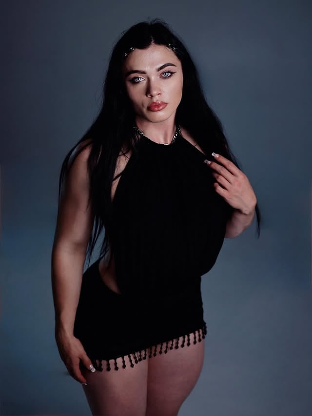 🧿🫦🧿
•
•
•

📸: @gymjohn_productions 
Brows/wax: @thenakedtruthstudiollc 
Studio: @thestudiosbycgl

#photography #fashion #model #fitness #fitnessmodel