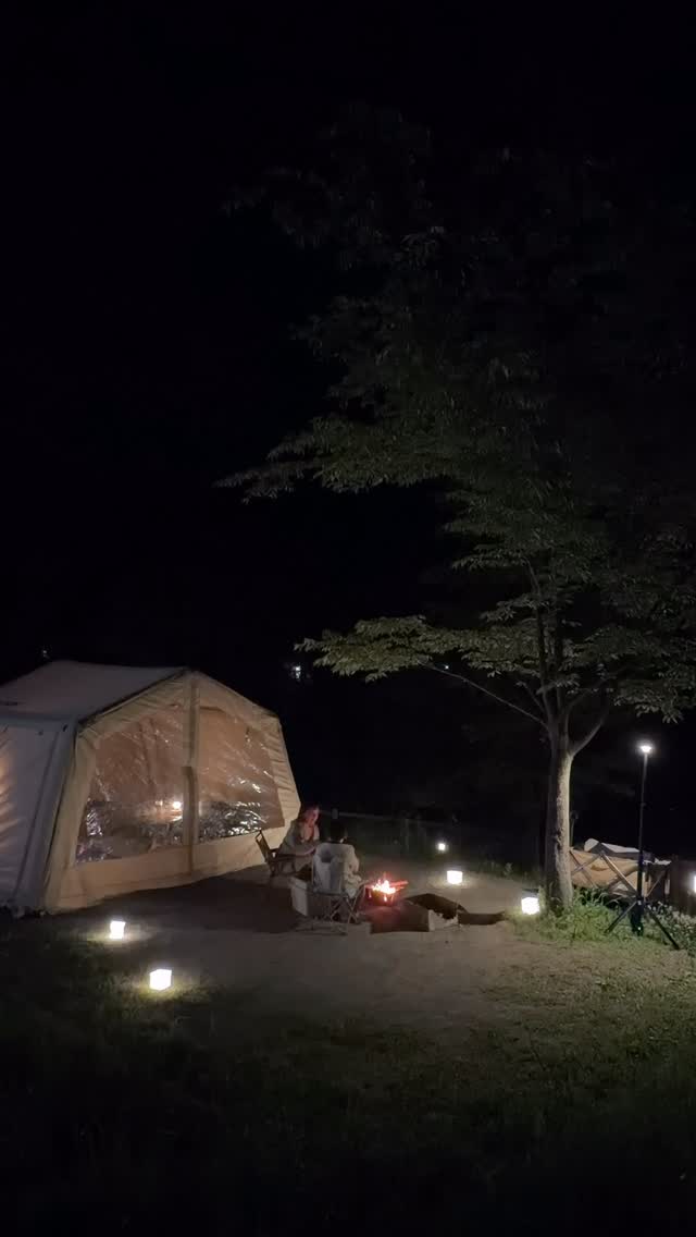 밤에 멀리서 핸드폰으로 찍었더니 화질은 엉망이지만삭제하기는 아쉬우니까🫢🤍🤍 실시간 캠핑중이신 분들 계신가요?부럽네요🫠🫠🫠캠핑 없는 휴일 너무 싫어어어어어어어어어 by @haencamping