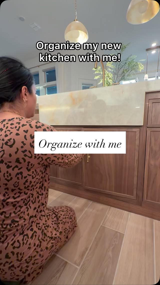 Comment link to get a link of all my organization stuff dmed to you!
•
Not only do I love cleaning but I love organizing so much. It’s so satisfying.
•
#organize #cleanwithme #organizewithme #clean #trending