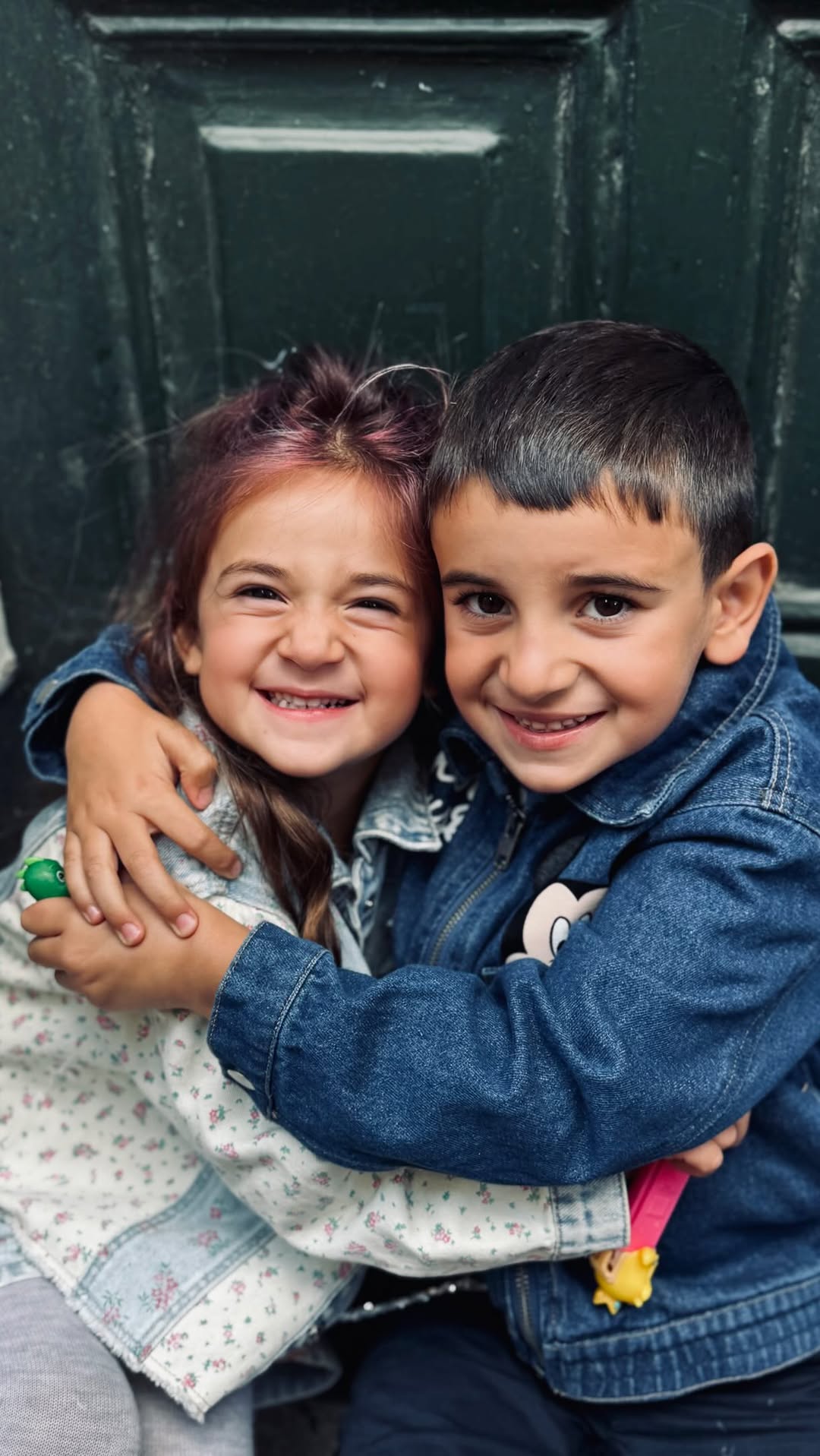 Oggi volevamo raccontarti che la scuola è finita. Siamo stati bravi e siamo cresciuti un po’.
Ci manchi tanto, ma la mamma ci parla sempre di te.. 
Ti vogliamo bene fino al cielo e ritorno. 
Giorgio e Ceci