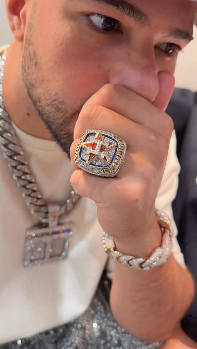 I just bought a crazy Championship RING !! Houston Astros ring from 2022 ! #Mosesthejeweler by @mosesjewelry