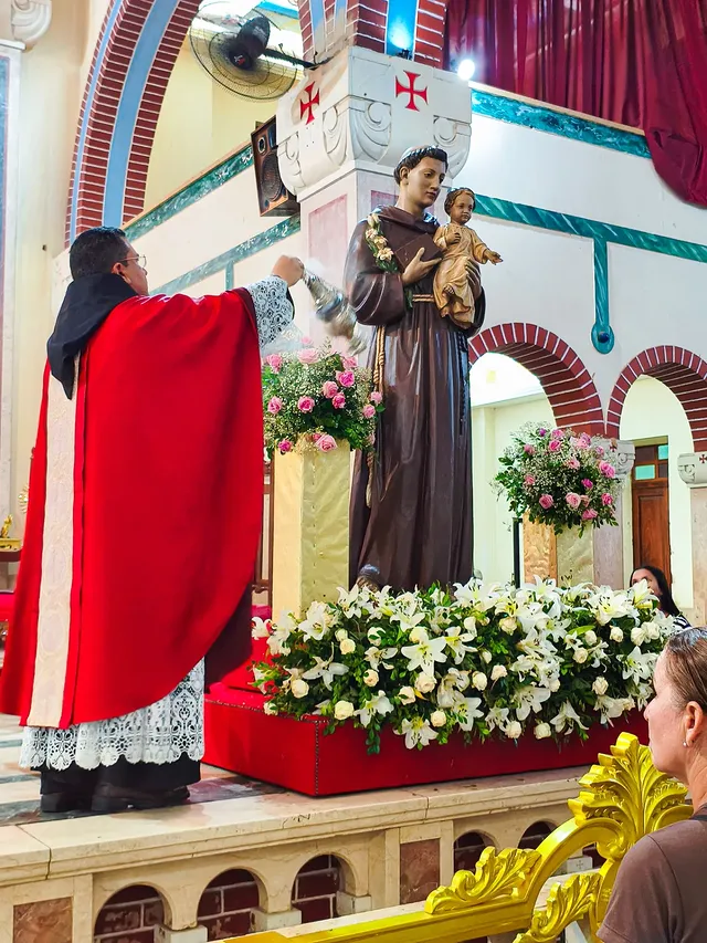 A fé segue reunindo os fiéis na Trezena em honra ao nosso co-padroeiro, Santo Antônio. Na primeira quarta-feira do mês de junho, vivenciamos no Santuário São Francisco das Chagas a terceira noite da trezena, iniciando ao entardecer com a recitação do santo Terço e as orações devocionais.A Celebração Eucarística presidida pelo pároco e guardião do Santuário, Frei Deusimar, e concelebrada por Frei Anderson, reuniu os devotos em mais uma noite de fé e comunhão. Após a celebração, ocorreu a tradicional bênção realizada durante a trezena, dedicada às imagens sacras, ocasião em que os fiéis apresentaram seus sinais de devoção para serem abençoados.Que possamos sob o olhar de Santo Antônio, seguir nossa caminhada de fé, fortalecidos pela Palavra de Deus, buscando a graça de Deus, pois embora caminhemos na terra temos como pátria definitiva o coração de Deus. Acompanhe os registros. by @santuariofranciscanosjn