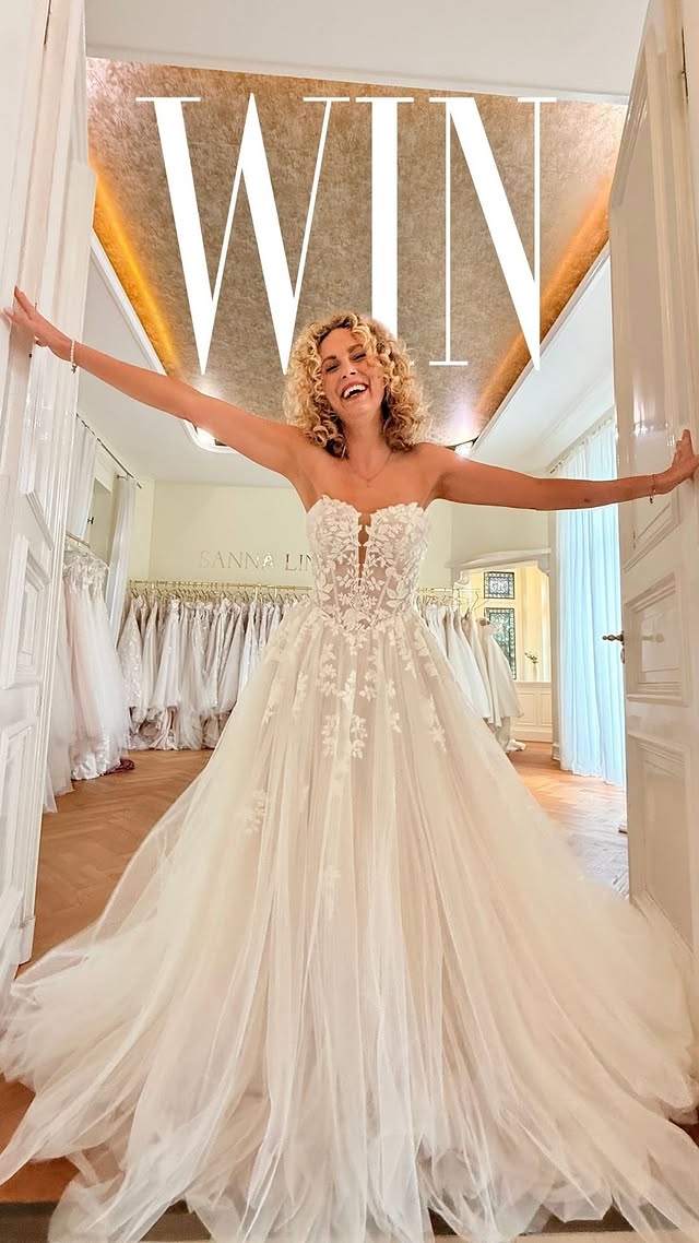 👗🌸🎉 𝙍𝙄𝙀𝙎𝙀𝙉 𝙂𝙀𝙒𝙄𝙉𝙉𝙎𝙋𝙄𝙀𝙇 (!)
Ihr Lieben, nach unserer letzten Suche nach Kollektionstesterinnen haben uns sooo viele Nachrichten erreicht. 🥹🤍
Viele von euch wären gerne dabei gewesen und genau deshalb haben wir beschlossen, euch noch eine zweite Chance zu geben...

𝐖𝐢𝐫 𝐯𝐞𝐫𝐥𝐨𝐬𝐞𝐧 𝐞𝐢𝐧 𝐒𝐚𝐧𝐧𝐚 𝐋𝐢𝐧𝐝𝐬𝐭𝐫𝐨̈𝐦 𝐁𝐫𝐚𝐮𝐭𝐤𝐥𝐞𝐢𝐝 der GANZ NEUEN KOLLEKTION im 𝐖𝐞𝐫𝐭 𝐯𝐨𝐧 𝐛𝐢𝐬 𝐳𝐮 𝟐𝟎𝟎𝟎€.
Falls es für dich ganz schnell gehen muss, darfst du dir sonst auch gerne eins aus unserer Vielzahl an Kleidern zur Direktmitnahme aussuchen - die Wahl hast du! 🥰🎉

Zusätzlich wählen wir unter allen Kommentaren 𝟑 𝐱 𝟐𝟎 𝐊𝐨𝐥𝐥𝐞𝐤𝐭𝐢𝐨𝐧𝐬𝐭𝐞𝐬𝐭𝐞𝐫𝐢𝐧𝐧𝐞𝐧 𝐚𝐮𝐬, 𝐝𝐢𝐞 𝟐𝟎% 𝐚𝐮𝐟 𝐝𝐢𝐞 𝐠𝐚𝐧𝐳 𝐧𝐞𝐮𝐞 𝐊𝐨𝐥𝐥𝐞𝐤𝐭𝐢𝐨𝐧 𝐮𝐧𝐝 𝐊𝐥𝐞𝐢𝐝𝐞𝐫 𝐳𝐮𝐫 𝐃𝐢𝐫𝐞𝐤𝐭𝐦𝐢𝐭𝐧𝐚𝐡𝐦𝐞 𝐞𝐫𝐡𝐚𝐥𝐭𝐞𝐧! Ist das nicht toll? 🥳🥳

❗️ 𝙎𝙤 𝙝𝙪̈𝙥𝙛𝙨𝙩 𝙙𝙪 𝙞𝙣 𝙙𝙚𝙣 𝙇𝙤𝙨𝙩𝙤𝙥𝙛:
🌸 Folge @sannalindstroem
🌸 Like diesen Beitrag
🌸 Kommentiere mit deinem Hochzeitsdatum oder deinem Lieblingsemoji. Gerne kannst du auch die Menschen markieren, die dein größtes Geschenk im Leben sind ✨
🌸 Extralos: Teile diesen Beitrag in deiner Story 🎉
⁠
▷  Das Gewinnspiel endet 𝙃𝙀𝙐𝙏𝙀 (08.06.26) um 22 Uhr.

Alle Gewinner*innen werden am nächsten Tag bis 14 Uhr ausgelost und anschließend von uns kontaktiert.

Die Teilnahmebedingungen im Detail findest du auch wie immer hier: ⁠
https://sannalindstroem.de/agb/instagram-gewinnspiel/
⁠
Wir hoffen, ihr freut euch darüber & drücken euch gaaaanz fest die Daumen!
Eure Lindström Mädels 🌸
.⁠
.
.
#sannalindstroem #gewinnspiel #verlosung #brautkleid #hochzeit