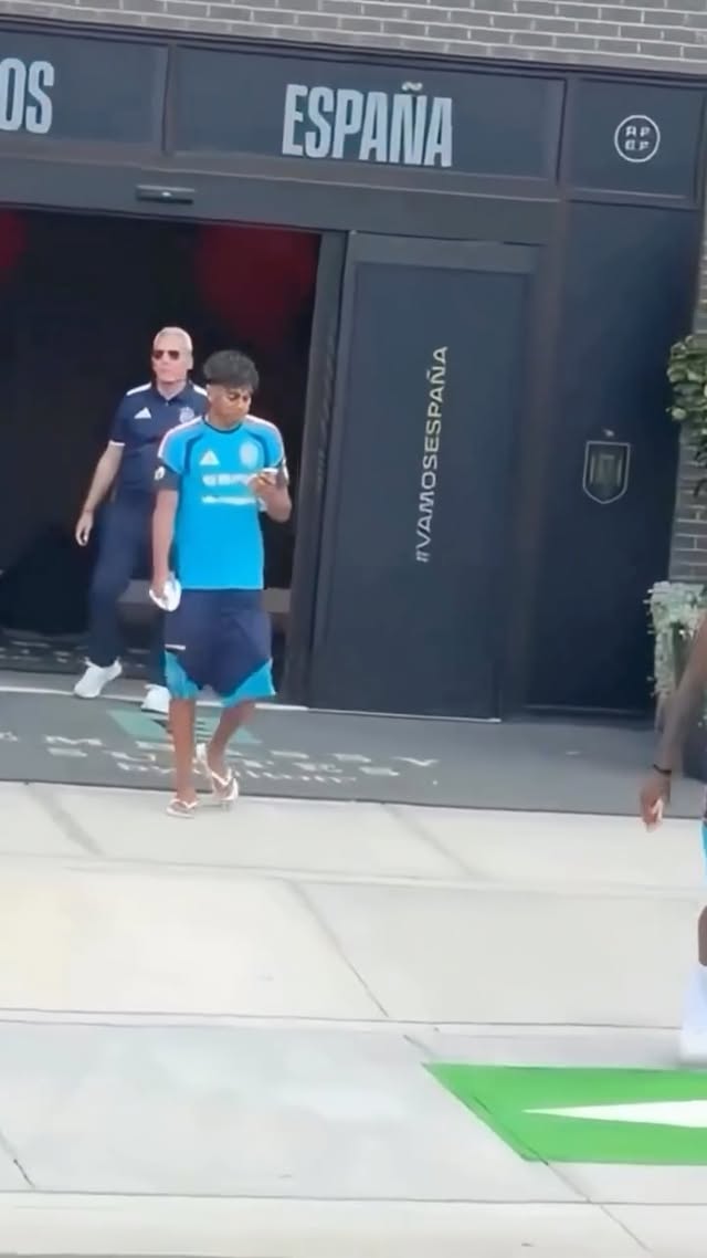 😎Lamine Yamal llegando al entrenamiento de la selección española en chanclas. by @fcbisprime