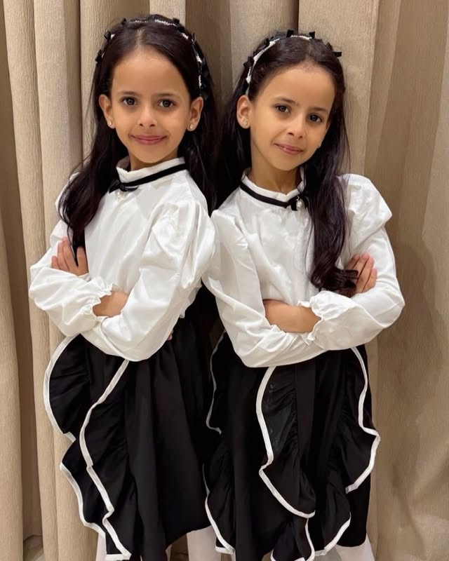 سبع سنوات بين الصورتين 🥹❤️
من طفولتهما الجميلة إلى تألقهما اليوم في أطفال ومواهب ✨
سنوات مرت كأنها لحظة، كبرتا فيها عمرًا وطموحًا وإبداعًا.
وما زالت البداية الأجمل قادمة بإذن الله. 🤍
جمعتكم طيبه ،وصلوا على الحبيب🌿