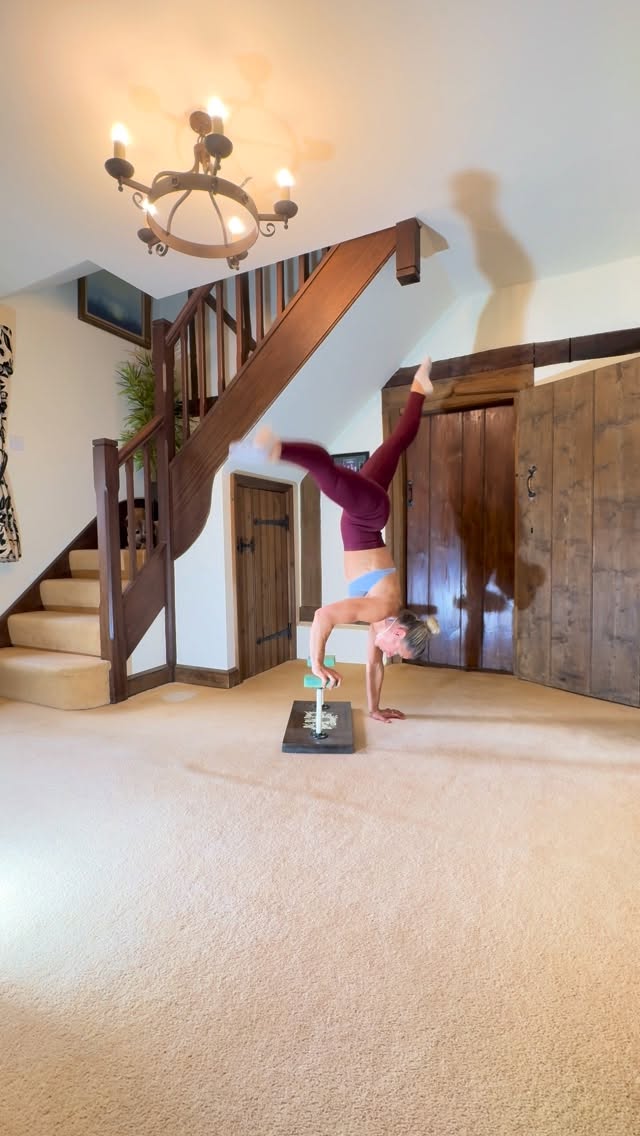 No one puts baby in the corner 👊🏻Another great film!! 🎥 No one to lift me above their head today but this choreography worked well (I think) #buchyflow #dirtydancing #nostalgic by @emma_buchy