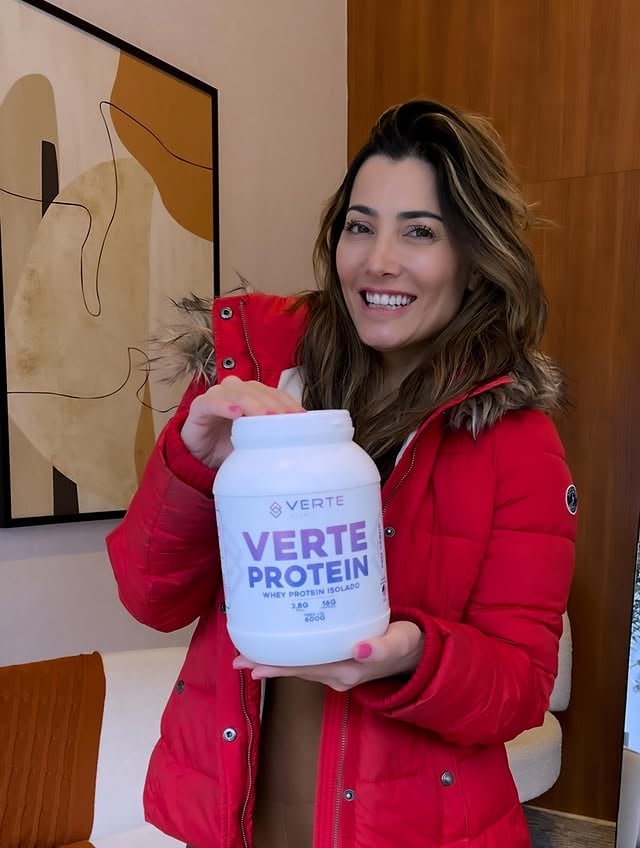 O whey protein da @verteclinic já faz parte da minha rotina e está sempre presente nos meus cafés da manhã e lanches da tarde. ✨Além de ser uma forma prática de aumentar a ingestão de proteínas no dia a dia, ele me ajuda a manter uma alimentação equilibrada, sem abrir mão do sabor.A Vert Clinic vai muito além do emagrecimento: é sobre cuidado, saúde, acompanhamento e construção de hábitos que fazem sentido para cada pessoa. 🤍Pequenas escolhas diárias fazem toda a diferença, e contar com produtos de qualidade e uma equipe que realmente acompanha sua evolução torna essa jornada ainda mais leve. Obrigada @verteclinic 💜...#verteclinic #saúde #bemestar #equilíbrio #vidasaudavelsempre by @tainavidal