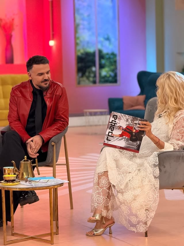 Днес на панела ни гостува Графа, с когото си поговорихме за книгата му „ГРАФА LIVE“ с 200 фотографии и 30 години спомени от сцената и зад нея. Освен това Влади Ампов ни покани на своето лятно турне. 🎤💫В студиото пред Гала и панелистите Влади разказа защо се налага да лепят главата му след участие и за най-теудния момент на сцена - паник атака по време на концерт. Не липсваха и забавни истории и разбира се много музика 🎶...#nakafe #novatv #grafa by @nakafe_official
