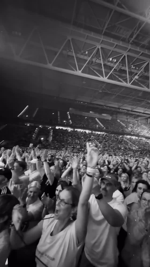 Thank you Robbie🙏 You are the master and your crew are unbelievable ppl. I owe you one big one ❤️ And your fans, I have no words 🥹 Nothing ever felt like this 🙏 
🎥 @janitaautio
