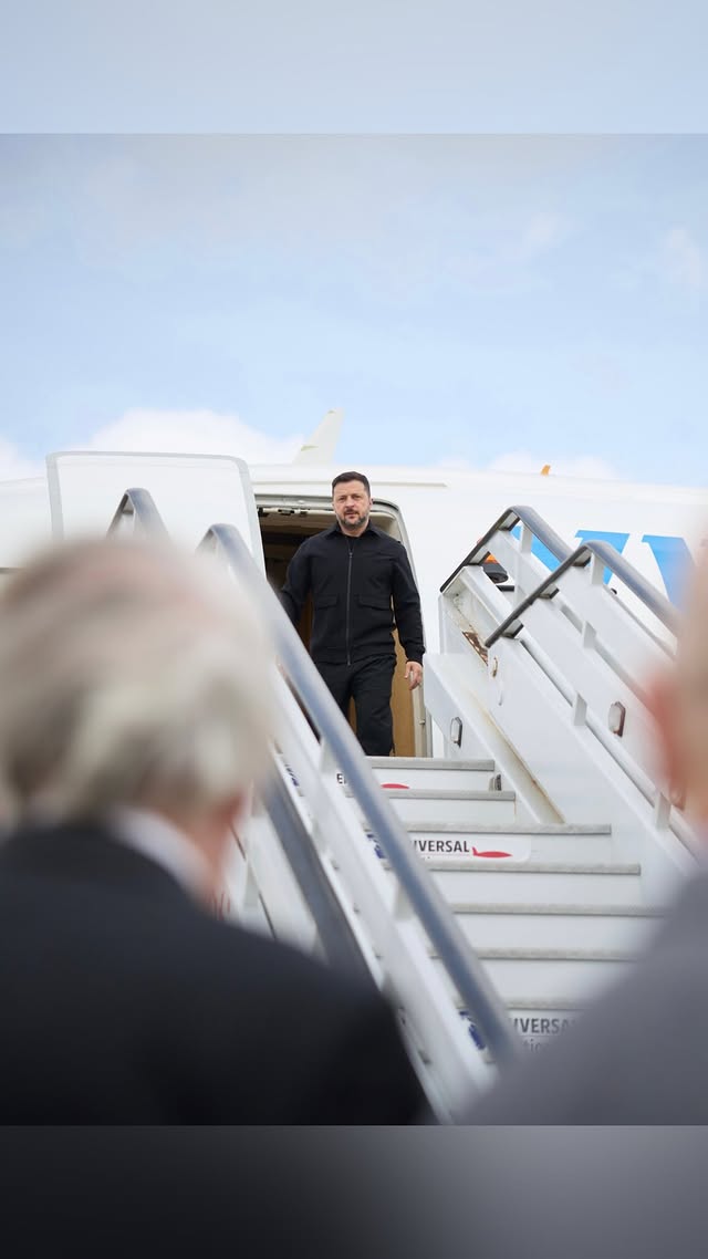 Сьогодні в Британії. Будуть наші двосторонні перемовини з Кіром та зустріч у форматі E3 плюс Україна: Президент Франції Емманюель Макрон, канцлер Німеччини Фрідріх Мерц та Премʼєр-міністр Британії Кір Стармер. Команди вже змістовно попрацювали над підготовкою всіх зустрічей. Тепер важливо все проговорити й погодити ключові речі на рівні лідерів. Головне – це наш захист у війні, більше співпраці заради безпеки всієї Європи в напрямі ППО та наш спільний погляд на дипломатичні перспективи: Європа має бути в перемовинах і має бути сильною. Також на завтра запланована зустріч із Його Величністю Королем Чарльзом III. Дякую Сполученому Королівству та всім нашим партнерам, які реальними кроками допомагають нам посилювати захист життя і тиск на Росію за її агресію. Росія повинна закінчити цю свою війну.——Today I am in Britain. We will have our bilateral talks with Keir and a meeting in the E3 plus Ukraine format: President of France Emmanuel Macron, Chancellor of Germany Friedrich Merz, and Prime Minister of the United Kingdom Keir Starmer. Our teams have already done substantive work to prepare all the meetings. Now it is important to discuss everything and agree on the key things at the leaders’ level.The main focus is our defense in the war, greater cooperation for the security of all of Europe in the area of air defense, and our shared view of diplomatic prospects – Europe must be part of the negotiations and must be strong. A meeting with His Majesty King Charles III is also scheduled for tom