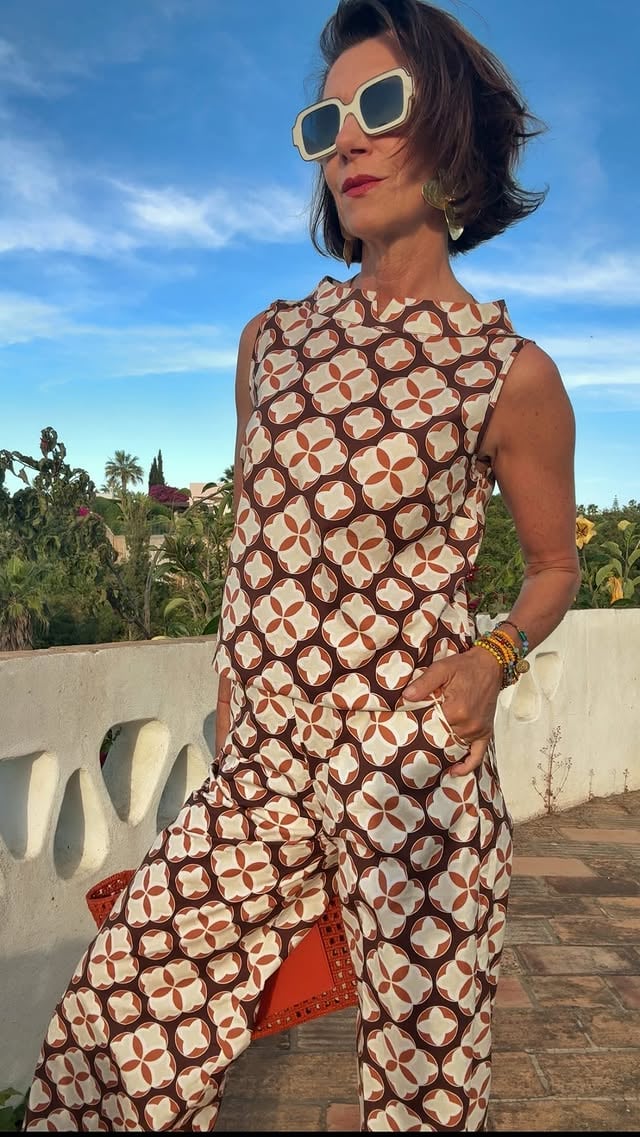J’ai longtemps pensé qu’un look élégant devait rester discret.

Aujourd’hui, je crois qu’un style réussi est surtout un style assumé.

Les imprimés, la couleur, les accessoires… tout ce qui révèle une personnalité.

Et vous, qu’est-ce que vous osez porter aujourd’hui que vous n’auriez jamais porté il y a 10 ans ?

Ensemble @maidamila 
BO @lesaccessoiresdevania 
Lunettes @charlytherapy 20 % code ERICA20 

#over50 #womanstyle #ideedelook #accessories