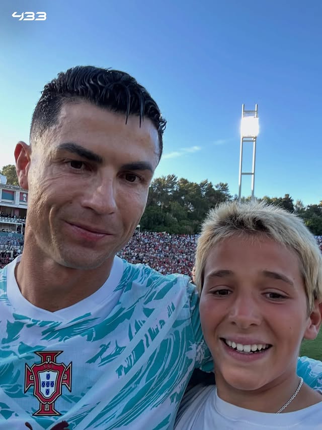 When you get that selfie with your idol 🤩🤳