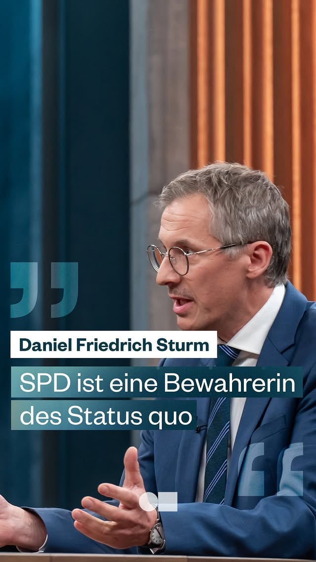 „Die SPD ist im Grunde zu einer Bewahrerin des Status quo geworden“ – zu diesem Befund kommt Daniel Friedrich Sturm, Leiter des Hauptstadtbüros des Tagesspiegels. Besonders dramatisch findet er, dass die SPD in der öffentlichen Wahrnehmung weder als Partei der Arbeit noch als Partei der Wirtschaft gilt. „Nur fünf Prozent der Menschen sagen, die SPD habe Wirtschaftskompetenz“, so Sturm. Foto: NDR/Thomas Ernst #carenmiosga by @carenmiosgatalk